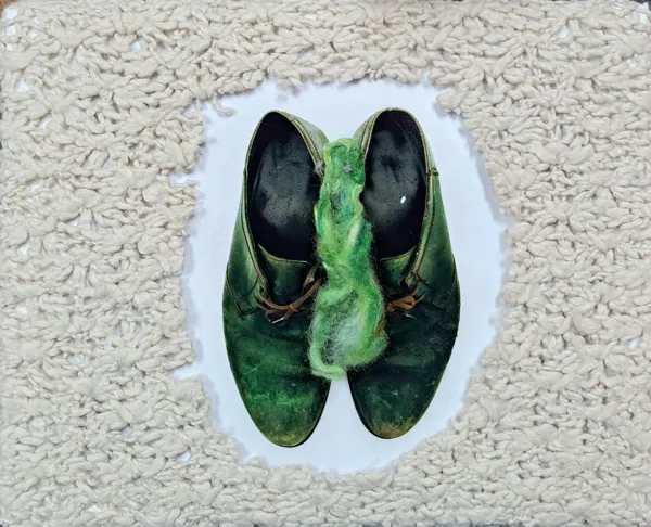 Les chaussures vertes-Répétition et noir et blanc sur rayures rouges