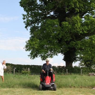 Hymne au grand chêne et l'homme au tracteur Et je ne sais plus laquelle est laquelle...