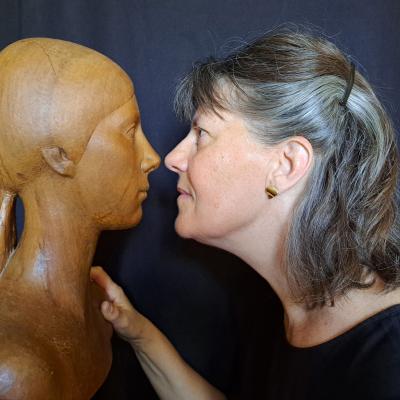 Claire Joigneaux et un buste la représentant 50 ans plus tôt, sculpté par Jacques Joigneaux (1923-2011)