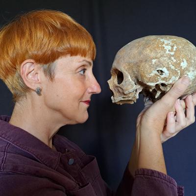 Marie-Lyse Bustreel et un crâne