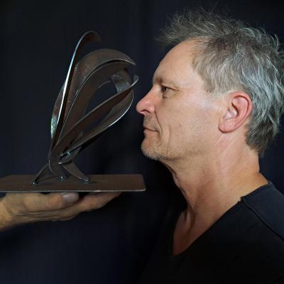 Marcel Slomp et et une de ses sculptures