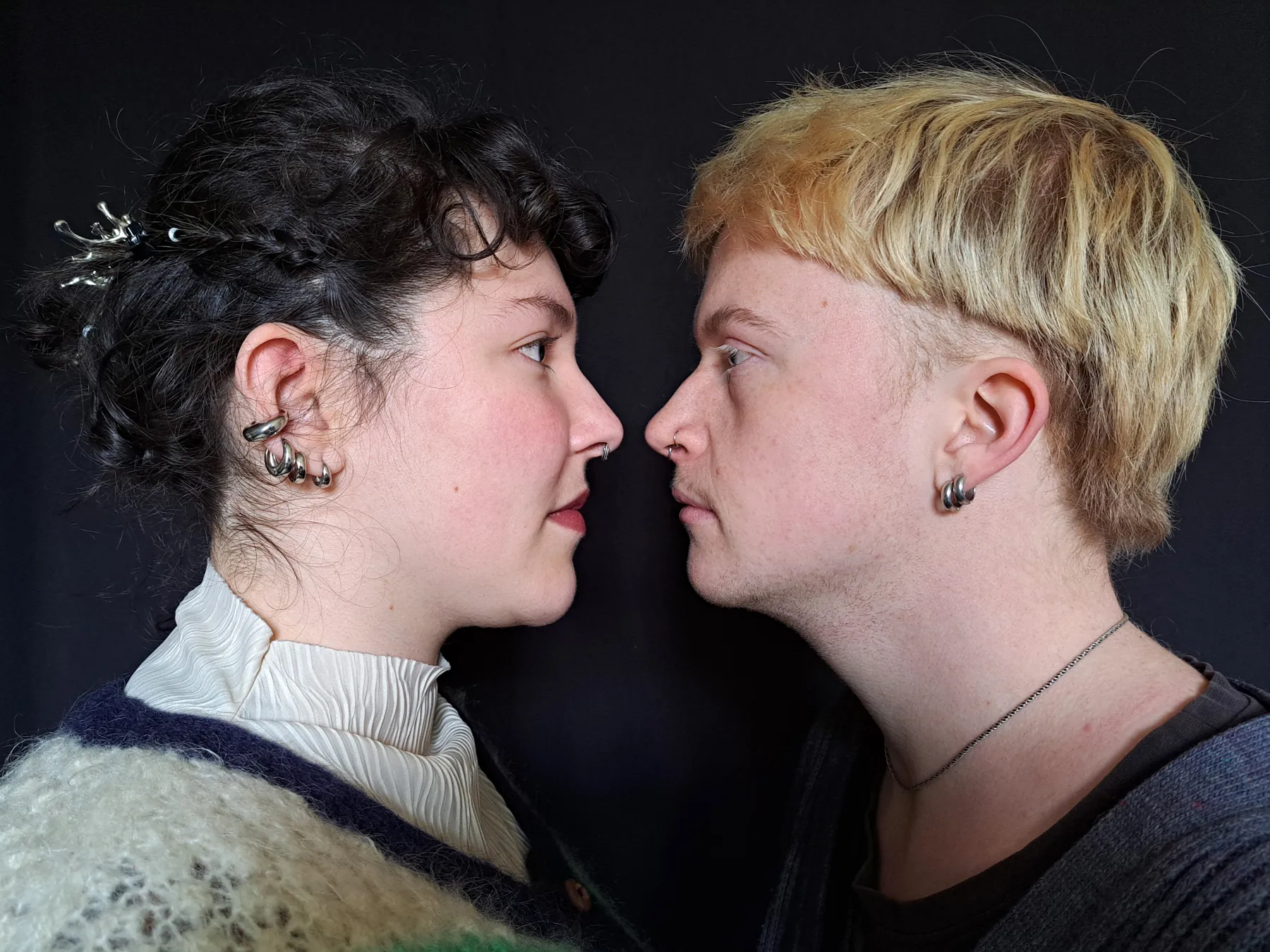 Tara et Mars, de profil, face à face sur fond noir