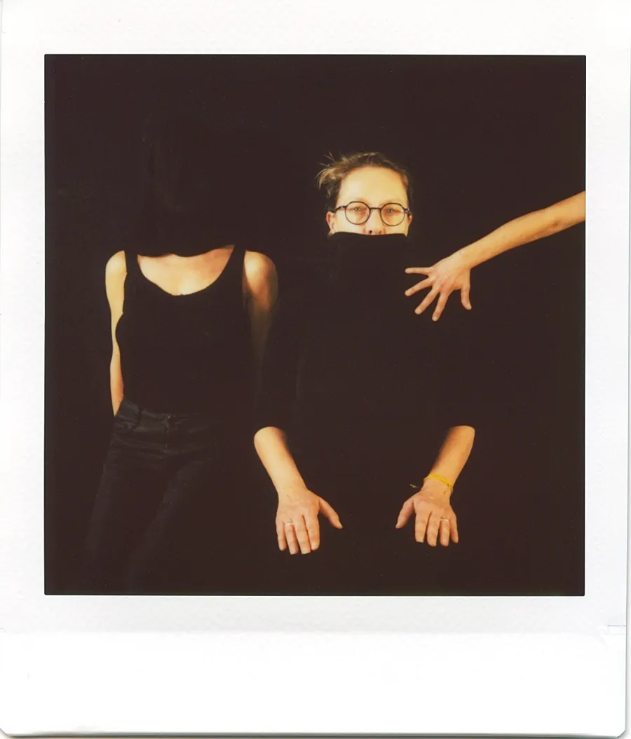 Polaroid : une femme en noir, une main posée sur son visage