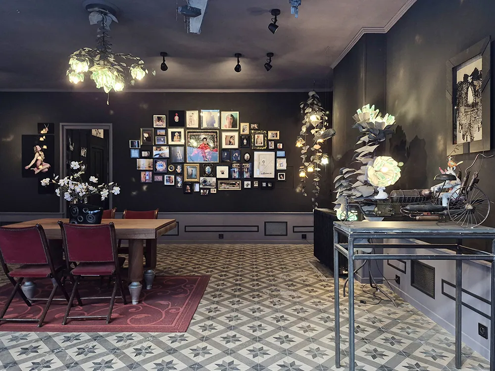 La galerie Lune de Verre : murs noirs couverts de photographies encadrées