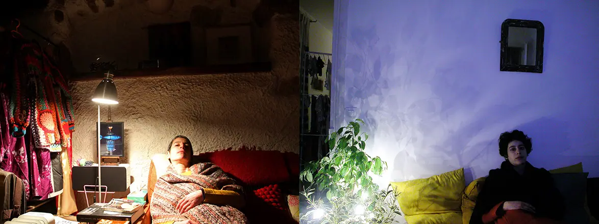 Avachie sur le canapé avec un châle. Elle a l'air si triste et fatiguée sous sa lumière froide. Je l'imite amusée, mais elle me déprime, ava