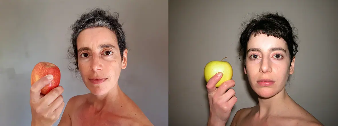 Portrait à la pomme. Elle mange des Golden et a bien des choses à en dire. Je l'imite amusée et n'aime plus les Golden, je préfère les Royal