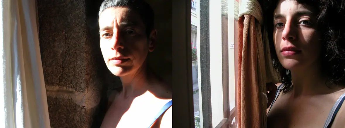 Portrait près du rideau, avec du soleil. Là, le mot vieillir prend tout son sens. C'est intéressant les plis qui se forment. Le visage se re