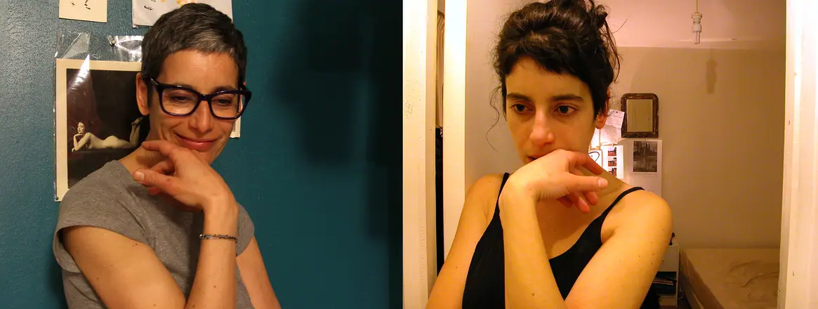 La mains sous le menton. Je l'imite amusée et compatissante.