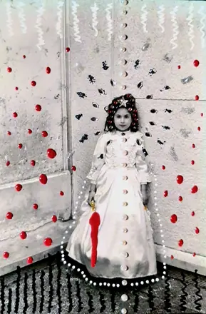 2022. Mes portraits au goût du jour. Paris, quartier St Paul. Fillette pendant les fêtes de Pessah. 1990. Intervention variée sur tirage pho