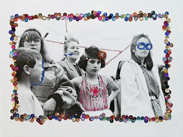 2023. Au goût du jour. Jeune fille à une fête scolaire. Paris, 1996 Intervention variée sur tirage photo