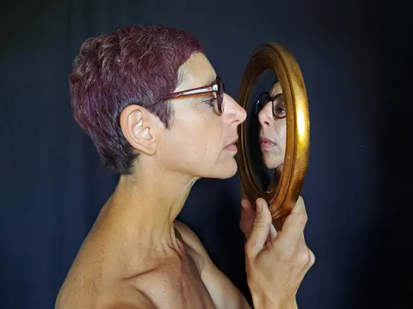 Autoportrait au miroir de sorcière