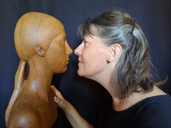 Claire Joigneaux et un buste la représentant 50 ans plus tôt, sculpté par Jacques Joigneaux (1923-2011)