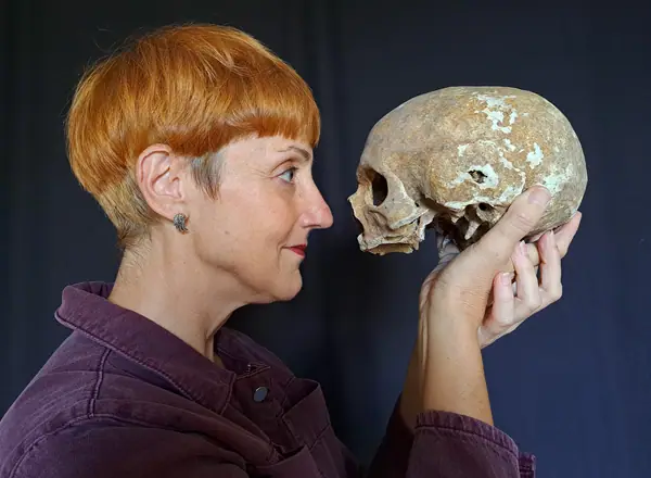 Marie-Lyse Bustreel et un crâne