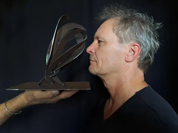 Marcel Slomp et et une de ses sculptures